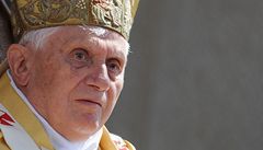 Pape Benedikt XVI.  na dovolen upadl a zlomil si zpst