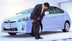 Úsporný hybrid. Akio Toyoda, budoucí prezident spolenosti, pedstavil vz, který je schopen na litr paliva ujet a 38 kilometr.