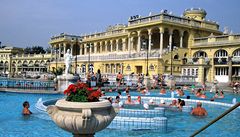Lázn� Széchenyi jsou jedny z nejv�t�ích v Evrop�.