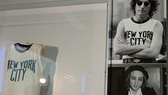 Johnovo triko s nápisem New York City.