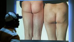 Zábr z krátkého filmu "Bottoms by Yoko Ono and John Lennon". Vlevo John Lennon, vpravo Yoko Ono.