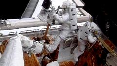 Astronauti při opravě Hubbleova teleskopu | na serveru Lidovky.cz | aktuální zprávy
