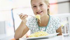 Dívka jí �pagety. (ilustra�ní foto)