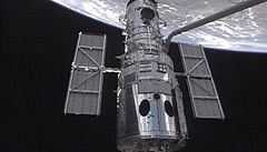 Posádka Atlantis vyfotila Hubblv teleskop ze svého raketoplánu.