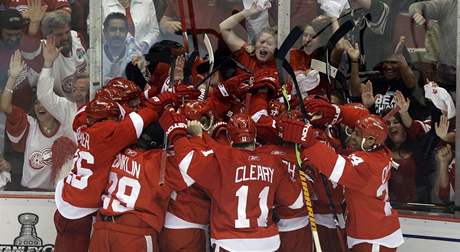 Hokejisté Detroitu slaví postup do finále Stanley Cupu.