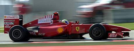 Fellipe Massa testuje své Ferrari na okruhu poblí Barcelony. 