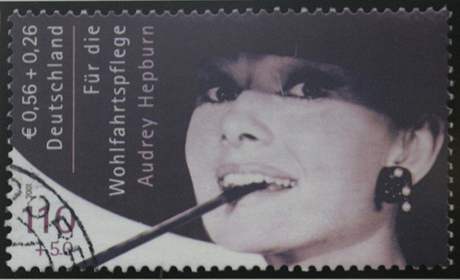 Vzácná známka s Audrey Hepburnovou bude vydraena v aukci v Berlín.