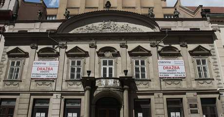 Plakáty oznamují, e palác eských drah v Hybernské ulici v Praze jde do draby.