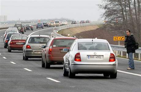Kolona aut na dálnici (ilustraní foto)