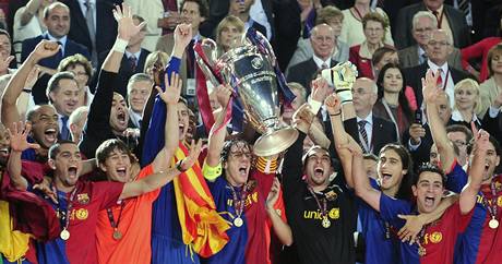 Fotbalisté Barcelony slaví s vytouenou trofejí.