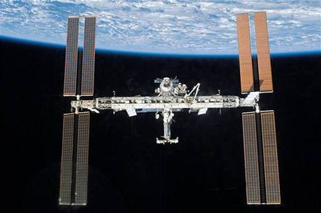 Recyklační systém měl dopravit na Mezinárodní vesmírnou stanici (na snímku) raketoplán Endeavour . 