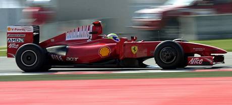 Fellipe Massa testuje své Ferrari na okruhu poblíž Barcelony. 