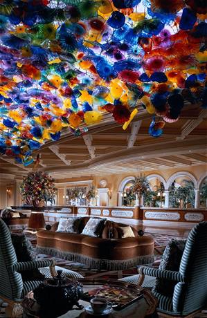 Barevn� sklen�n� kv�tiny na strop� vstupn� haly lasvegask�ho hotelu Bellagio.