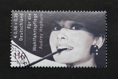 Vzácná známka s Audrey Hepburnovou bude vydraena v aukci v Berlín.