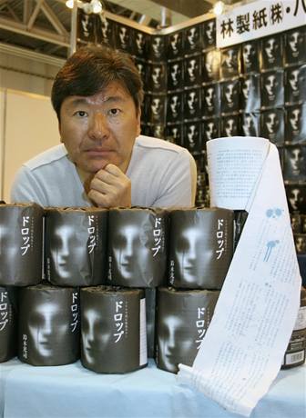 V Japonsku je k mání toaletní papír s hororovým příběhem.