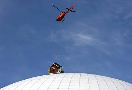 vdsk umlec postavil domeek na kupoli haly ve Stockholmu.