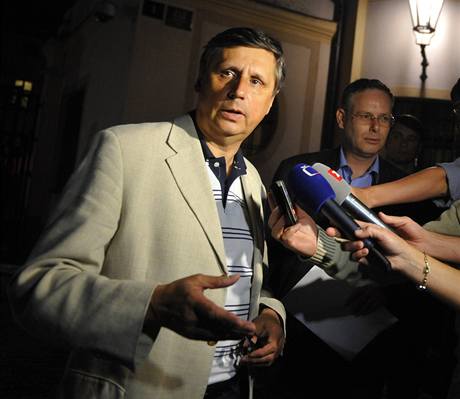 Premiér Jan Fischer poskytl 21. kvtna v Praze novinám rozhovor po neformálním jednání len vlády o programovém prohláení. 