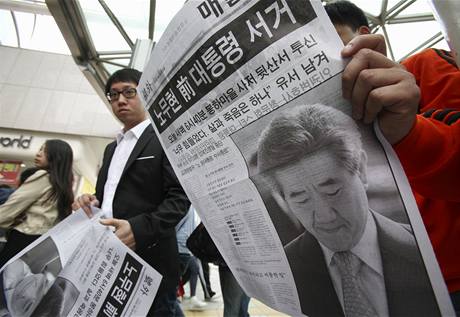 Speciální  vydání novin informuje o údajné sebevrad exprezidenta Jiní Koreje.