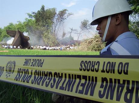 V Indonésii spadlo armádní letadlo, zahynulo nejmén 97 lidí.