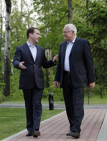 Václav Klaus zahájil návtvu summitu Rusko - EU neformální veeí u ruského prezidenta.