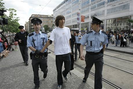 Policie odvádí mladého mue z mítinku SSD na praském Andlu.