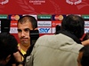 Pepe Guardiola, kou Barcelony, v obleení fotograf.