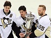 Trio hvzd Pittsburghu Malkin, Crosby a Gonar (zleva) s trofejí pro nejlepí tým Východní konference.