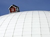 védský umlec postavil domeek na kupoli haly ve Stockholmu.