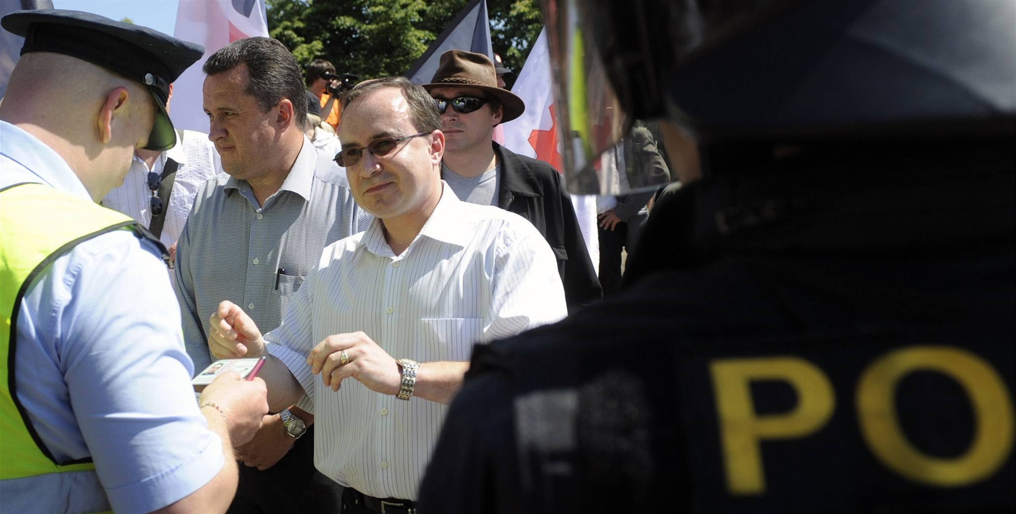 Policie pozatýkala 39 �len� DS v�etn� p�edsedy Tomá�e Vandase.