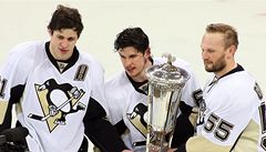 Trio hvzd Pittsburghu Malkin, Crosby a Gonar (zleva) s trofejí pro nejlepí tým Východní konference.