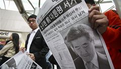 Speciální  vydání novin informuje o údajné sebevrad exprezidenta Jiní Koreje.