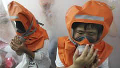 Jihokorejské dti se uí, jak si nasadit masky v pípad nukleárního útoku.