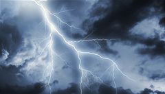 Severozápadní části Česka hrozí v noci na úterý silné bouřky, mohou být doprovázené kroupami