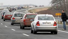 Kolona aut na dálnici (ilustrační foto)