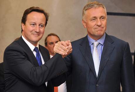 éf britských konzervativc David Cameron (vlevo) a pedseda ODS Mirek Topolánek.