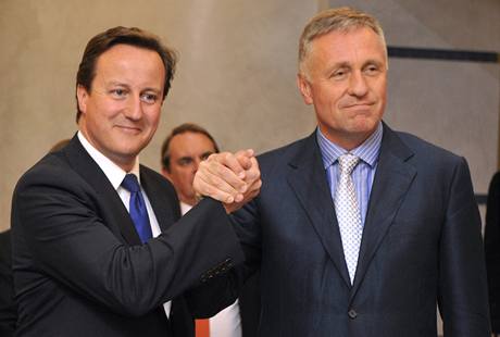 éf britských konzervativc David Cameron (vlevo) a pedseda ODS Mirek Topolánek.