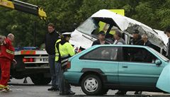 V Damicích na Karlovarsku se 30. kvtna odpoledne stetl mikrobus s osobním vozem