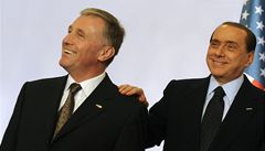 Nahého Topolánka zatáhli do Berlusconiho skandálu