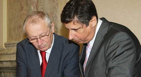 Premiér Jan Fischer (vpravo) a ministr financí Eduard Janota diskutují ped zahájením jednání vlády.