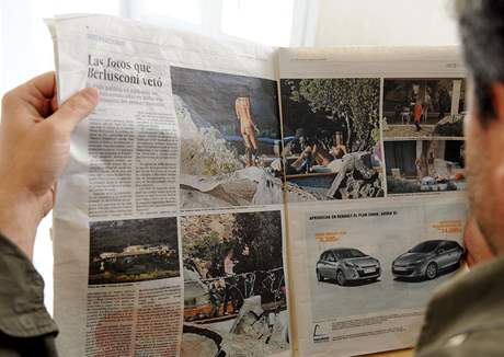El País s fotografiemi z Berlusconiho vily