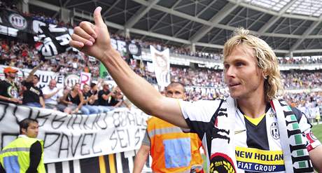 Pavel Nedvd se louí s plnými tifosi na stadionu Juventusu.