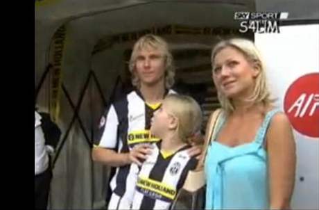 Pavel Nedvd se svou rodinou.