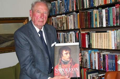 Léka historik. Odborník na dialýzu Arne Soerensen uril po 50 letech bádání Napoleonovu diagnózu. Na snímku pedstavuje svou knihovnu. 