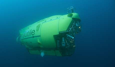 Ponorka Nautile, která hladá ernoun skíku