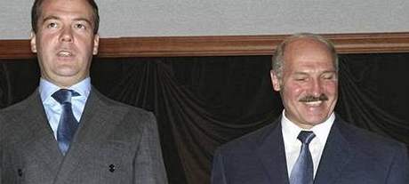 Bloruský prezident Alexandr Lukaenko a jeho ruský protjek Dmitrij Medvedv.