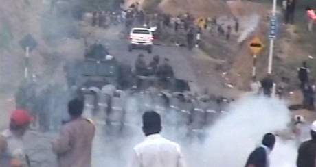 Stet demonstrant s policií v peruánském mst Bagua vzdáleném asi 1000 km od Limy.