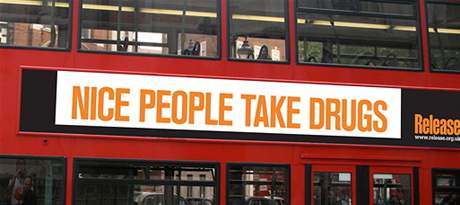 Autobus s nápisem "Hodní lidé berou drogy" z kampan za otevenjí drogovou politiku v Británii.