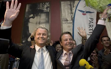 Wilders (vlevo) slaví úspch v eurovolbách
