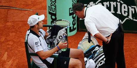 Andy Roddick diskutuje se supervizorem turnaje.