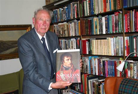 Lékař historik. Odborník na dialýzu Arne Soerensen určil po 50 letech bádání Napoleonovu diagnózu. Na snímku představuje svou knihovnu. 